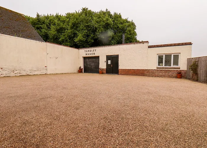 Holiday home Yardley Manor