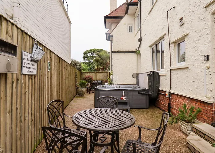 Holiday home Yardley Manor